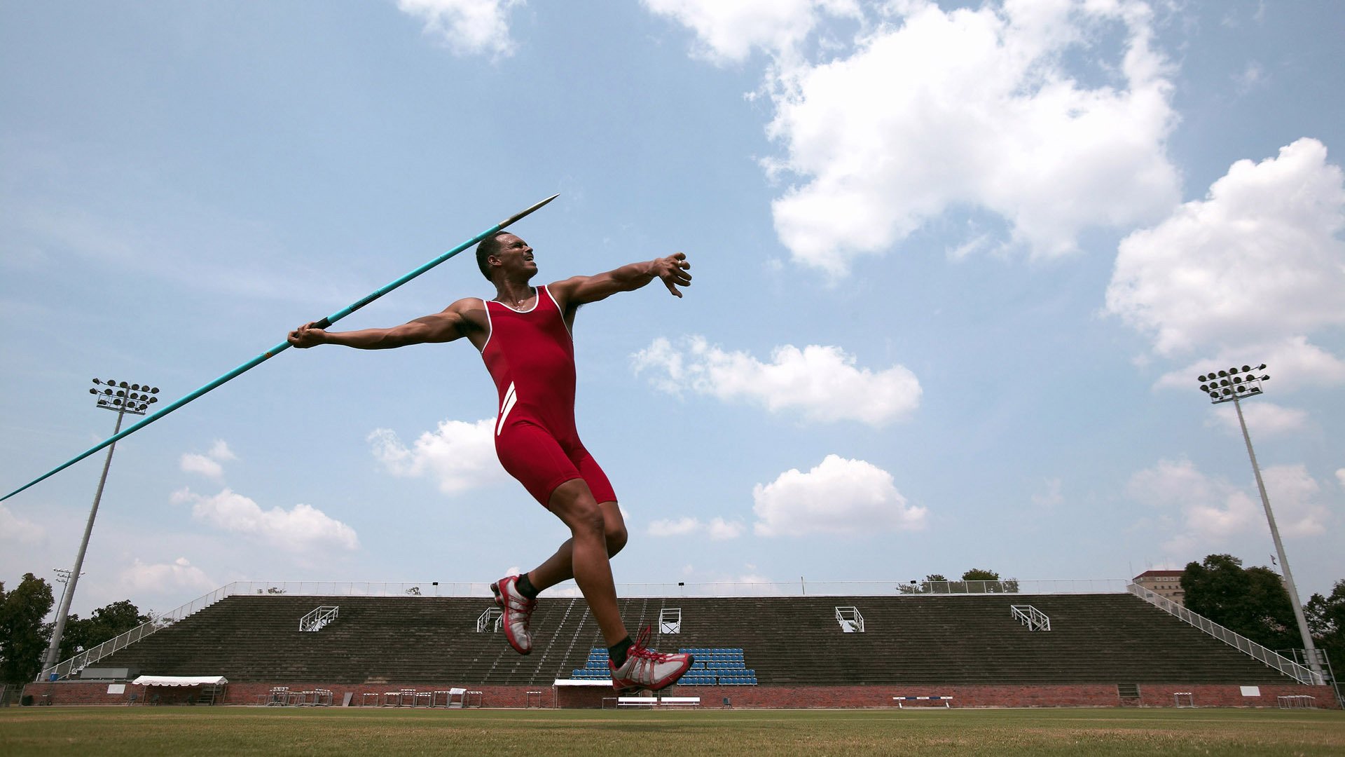 里昂锋线穿插牵制防线形成进攻空间，里昂路线